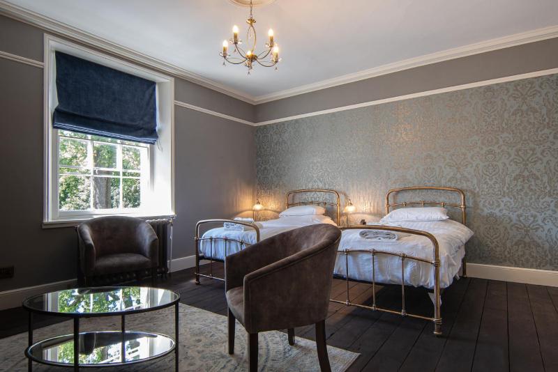 Deluxe Twin Room image 4