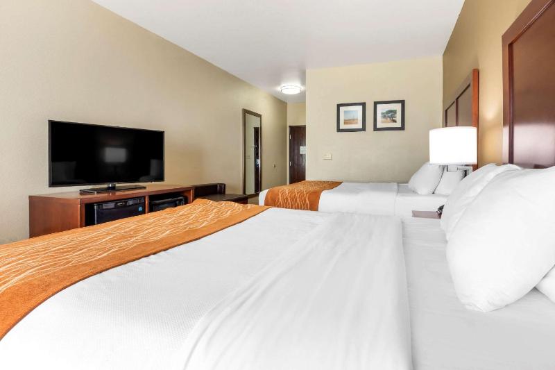 Queen Room with Two Queen Beds image 4