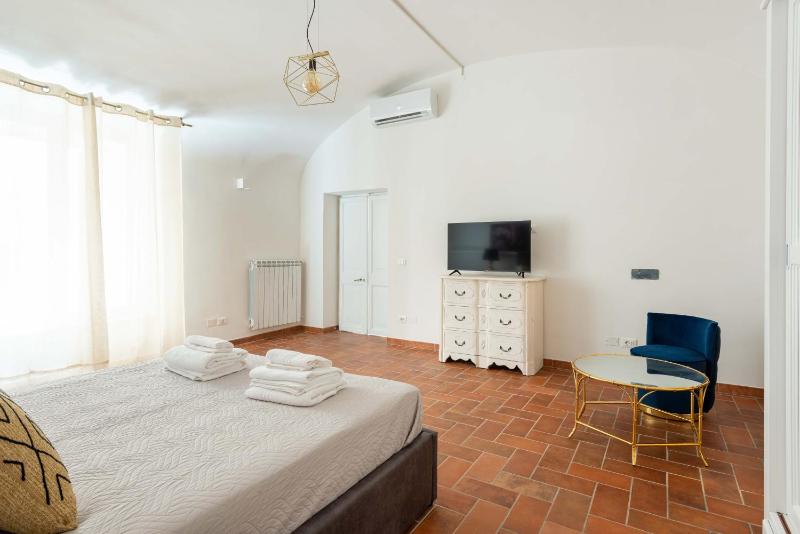 One-Bedroom Apartment image 3