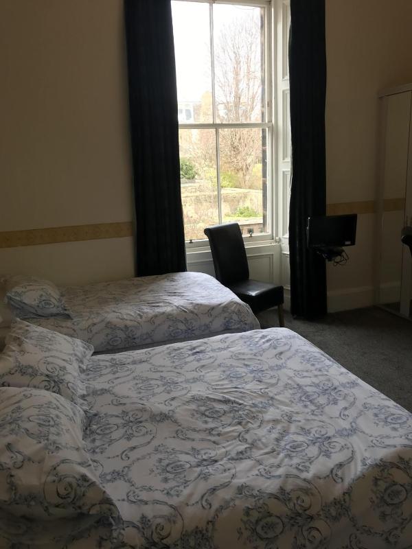 Large Double/Twin with Ensuite Bathroom image 1
