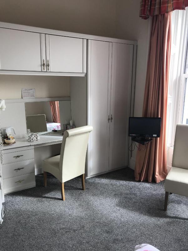 Large Double/Twin with Ensuite Bathroom image 3
