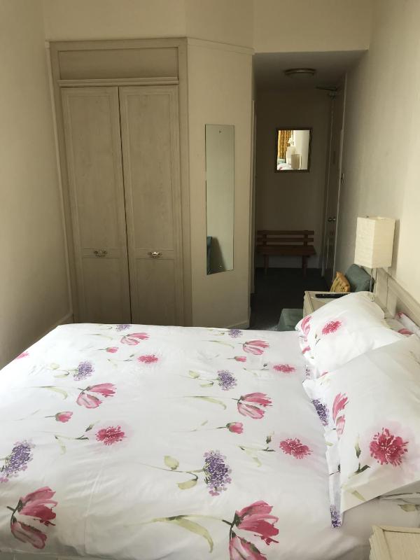 Double Room with Ensuite Bathroom image 2