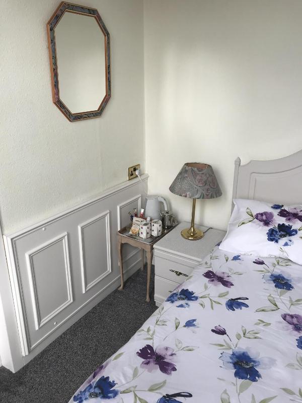 Double Room with Ensuite Bathroom image 3