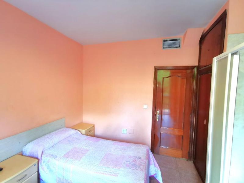 Twin Room with Shared Bathroom image 2