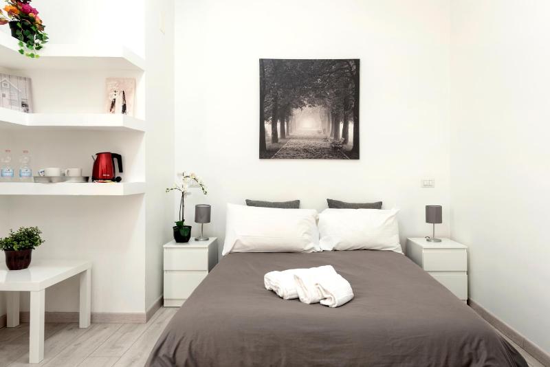 Queen Room with Balcony image 3