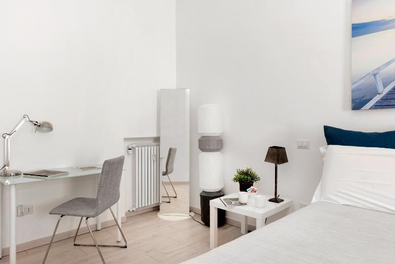 Deluxe Queen Room image 3