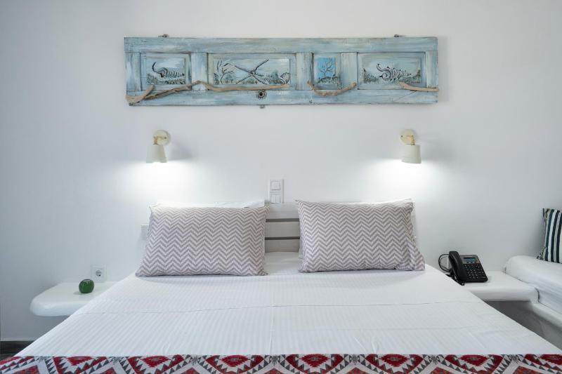 Deluxe Triple Room with Sea View image 2