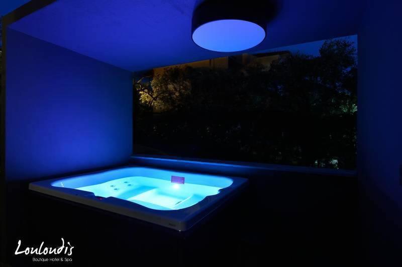 Deluxe Double with Spa Bath image 3