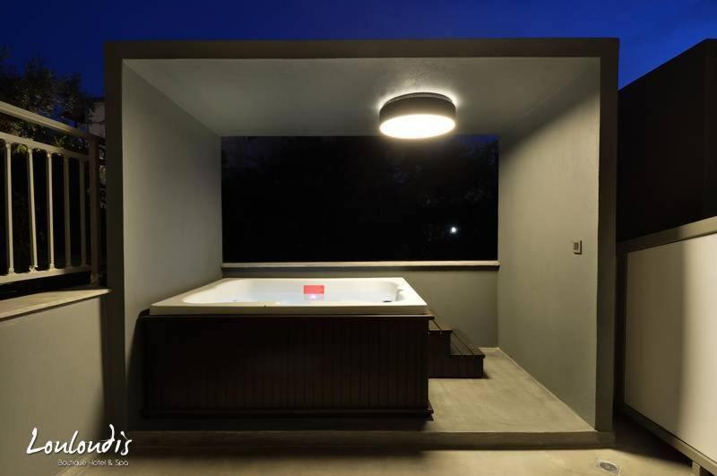 Deluxe Double with Spa Bath image 2