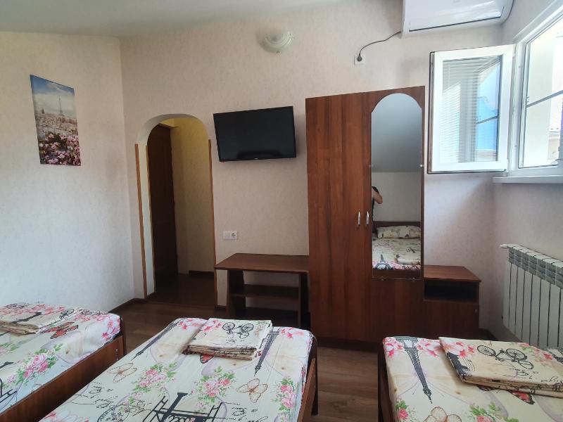 Triple Room with Bathroom image 3