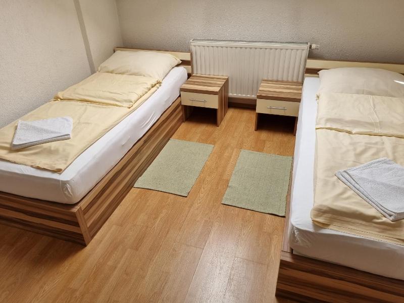 Twin Room image 3