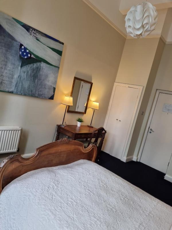 Double Room image 3