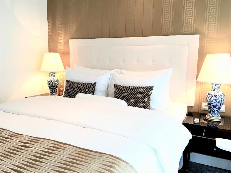  Two-Bedroom and Two-Bathroom Luxury Suite with Market Square view (155m2) image 4