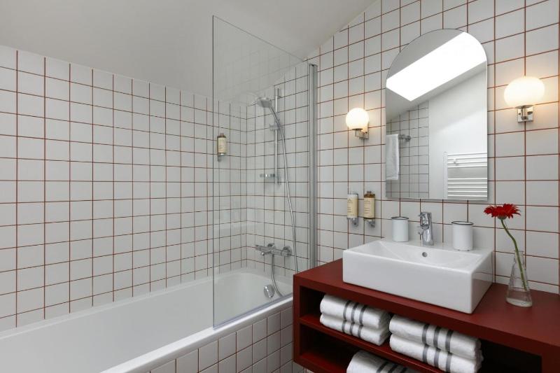 Superior One-Bedroom Apartment with Terrace image 2