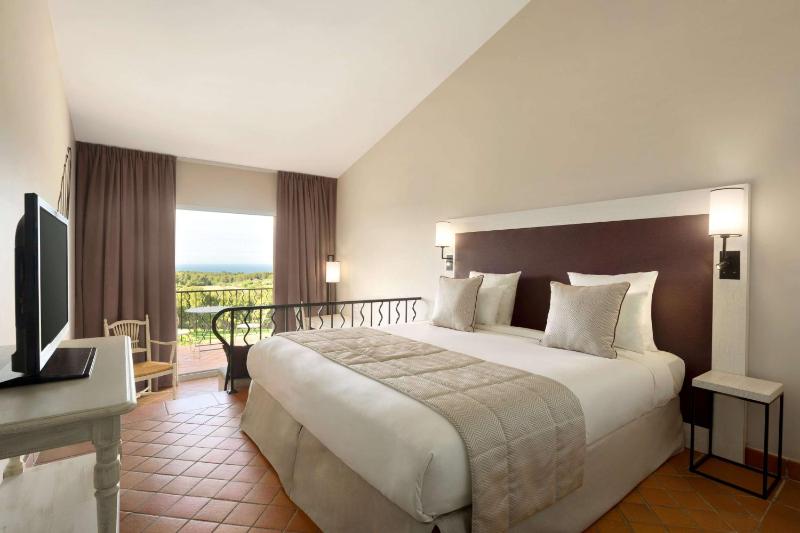 Deluxe Room with Sea and Golf Course View image 1