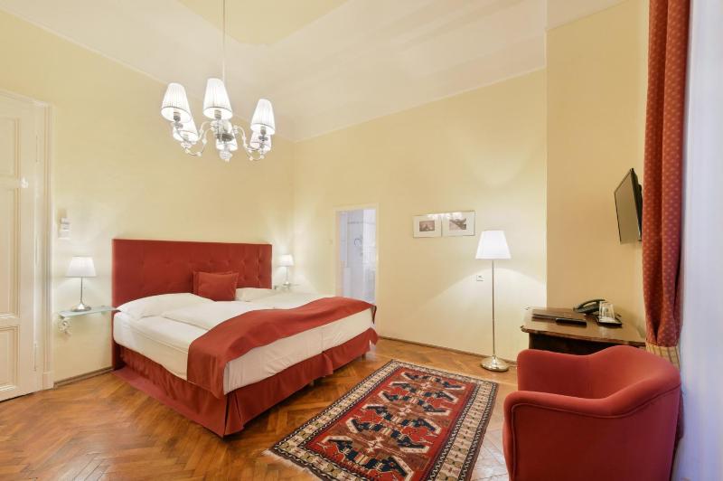 Classic Double Room image 4