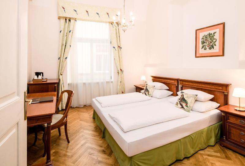 Classic Double Room image 3
