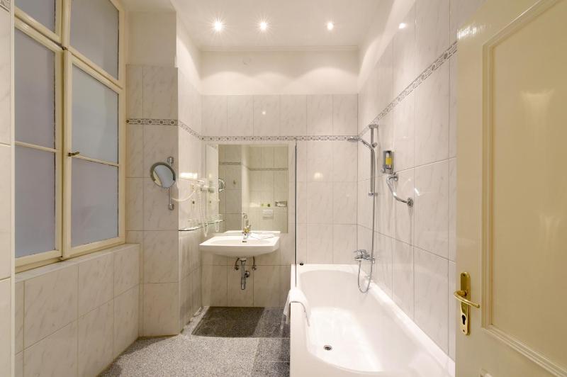 Classic Double Room image 2