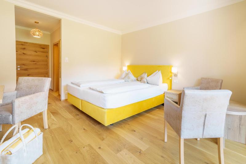 Double Room with Balcony image 2
