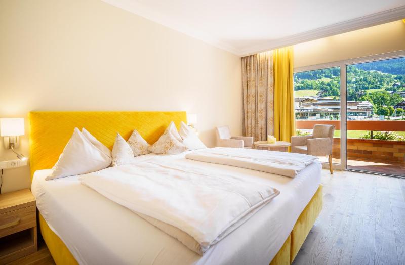Double Room with Balcony image 3