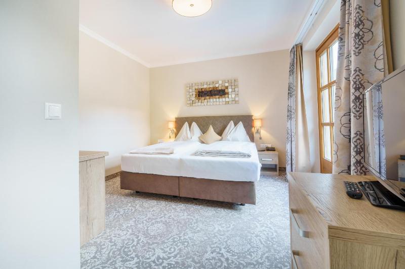 Junior Suite with Balcony image 3