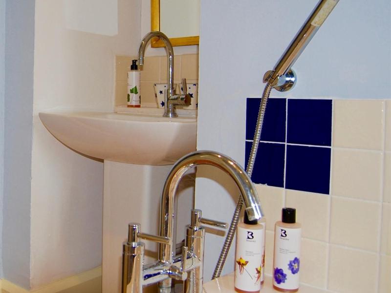 Double Room with Private Bathroom image 4