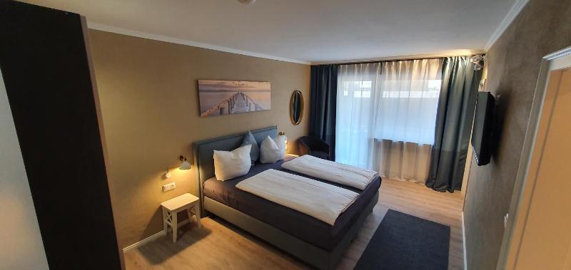 Deluxe Double Room with Balcony image 1