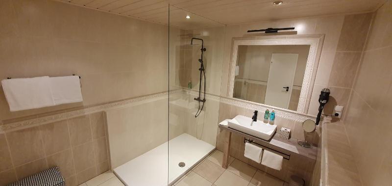 Deluxe Double Room with Balcony image 3