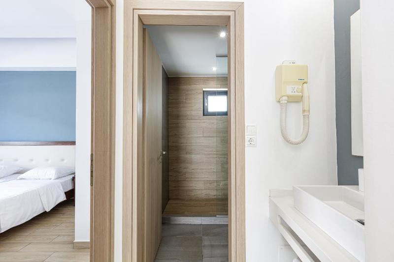 Grand One-Bedroom Apartment with Sea View image 3