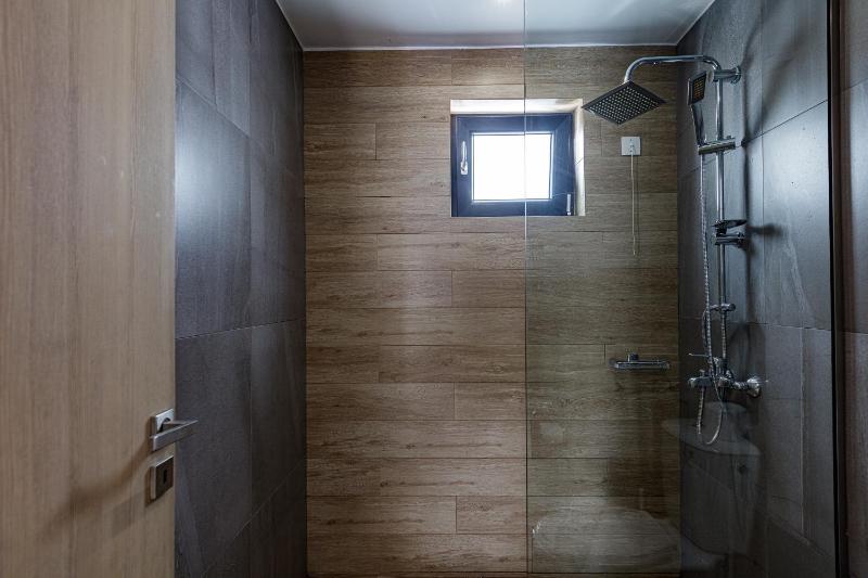 Grand One-Bedroom Apartment with Sea View image 2