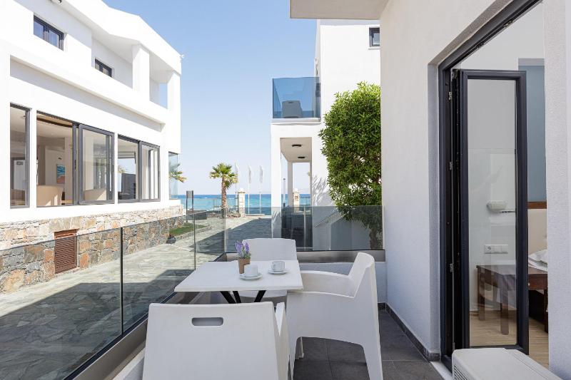 Grand One-Bedroom Apartment with Sea View image 4