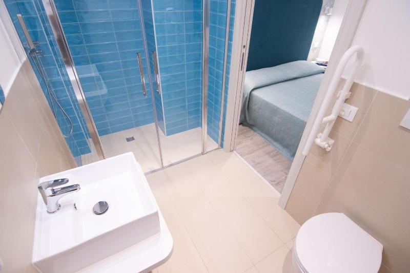 Small Double Room image 2