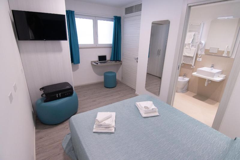 Small Double Room image 3