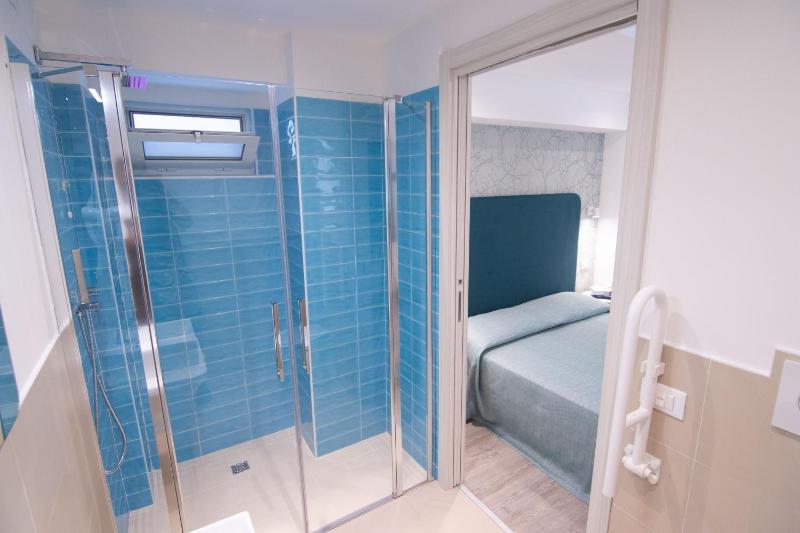 Small Double Room image 4