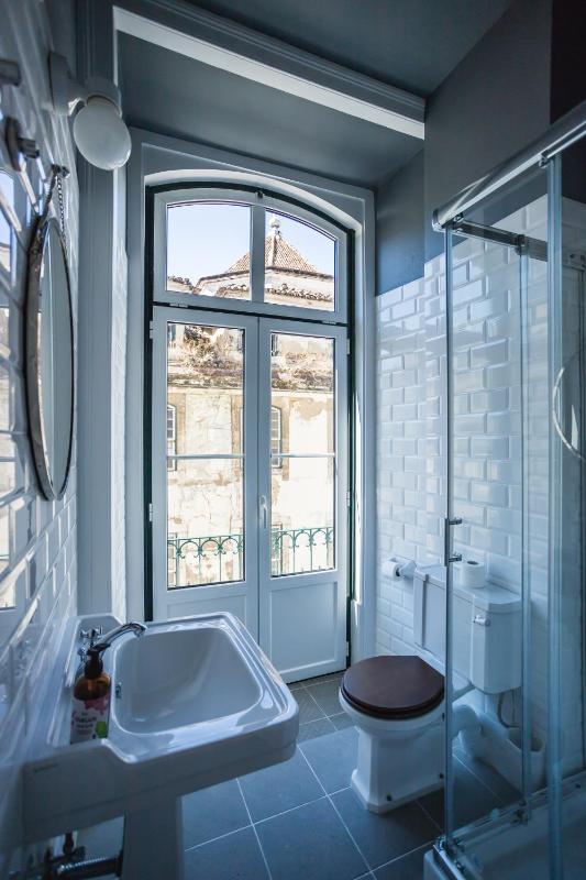 Superior Twin Room with Balcony and City View image 2