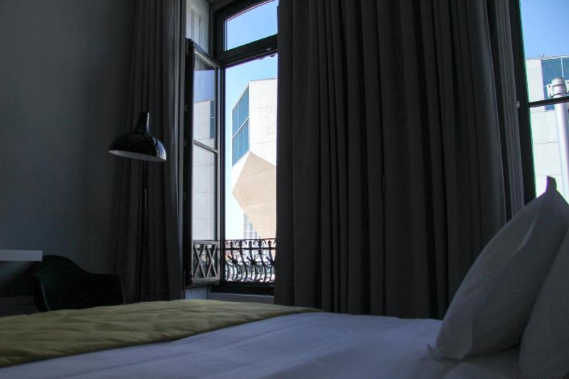 Deluxe Room City View with Balcony  image 2