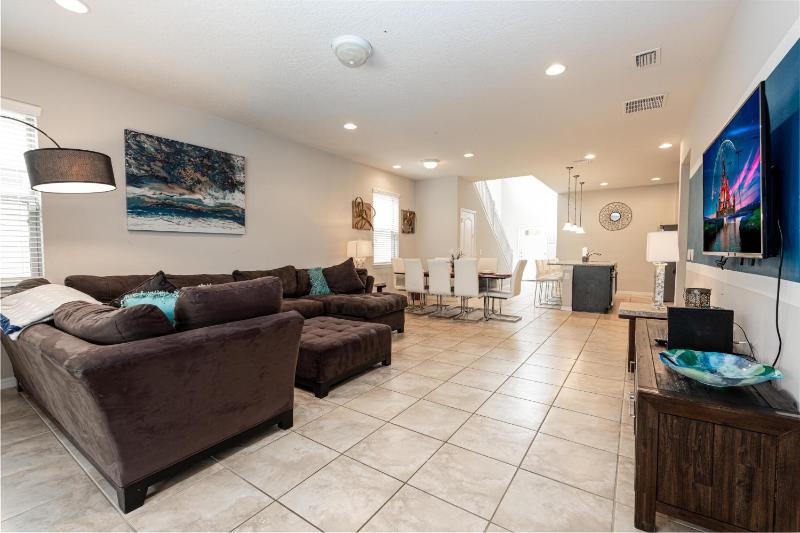 Six-Bedroom House image 3