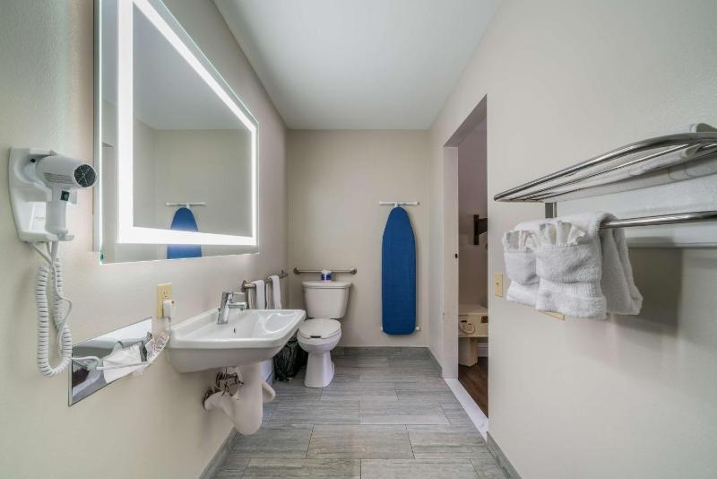 Queen Room with Bathtub - Disability Access/Non-Smoking image 2