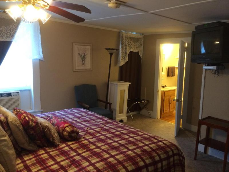 Standard King Room image 2