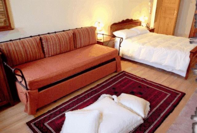 Quadruple Room with Lake View and Fireplace image 4