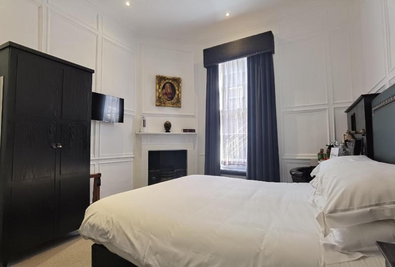 Classic Double Room image 3