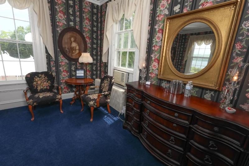Main Inn - Lakeview King  image 4