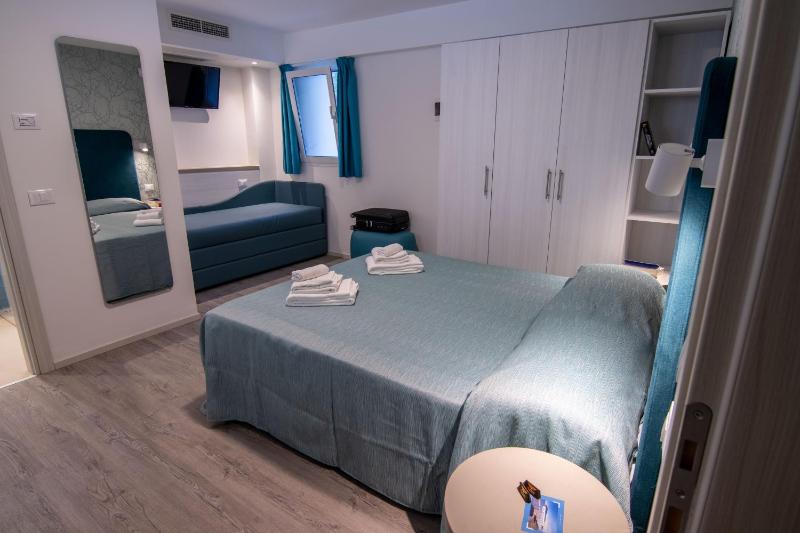 Classic Quadruple Room image 1