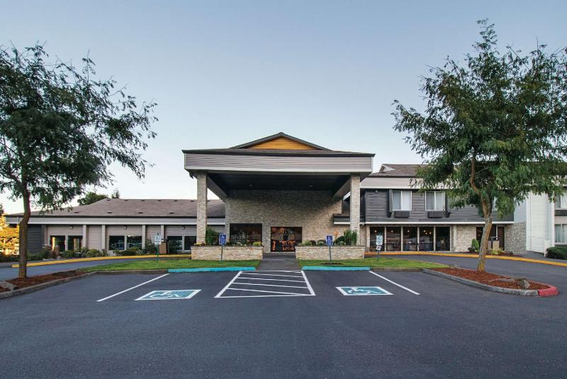 La Quinta Inn & Suites by Wyndham Portland NW - image 11