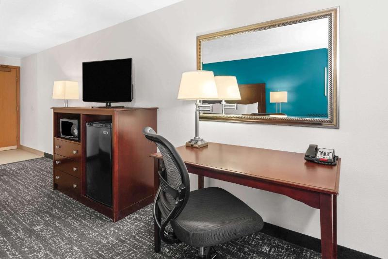 La Quinta Inn & Suites by Wyndham Portland NW - image 16