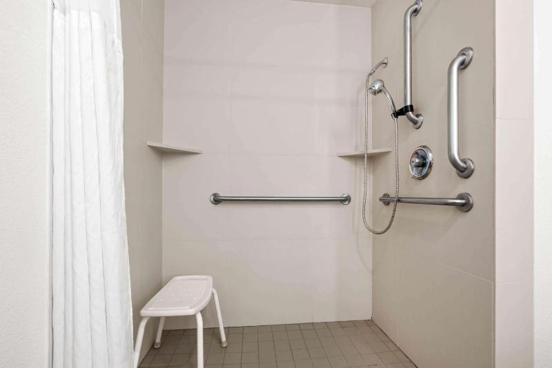 La Quinta Inn & Suites by Wyndham Portland NW - image 12