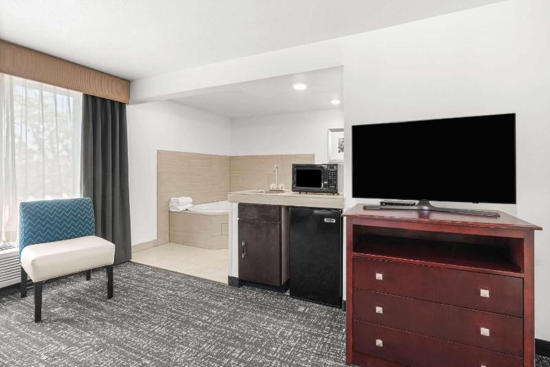 La Quinta Inn & Suites by Wyndham Portland NW - image 33