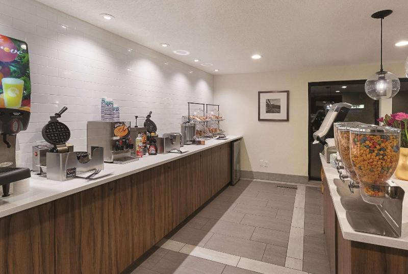 La Quinta Inn & Suites by Wyndham Portland NW - image 20