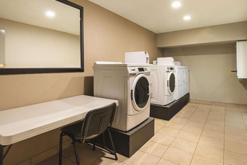La Quinta Inn & Suites by Wyndham Portland NW - image 13