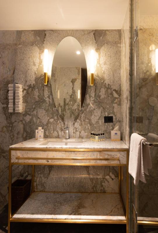 King Room with Spa Bath image 3
